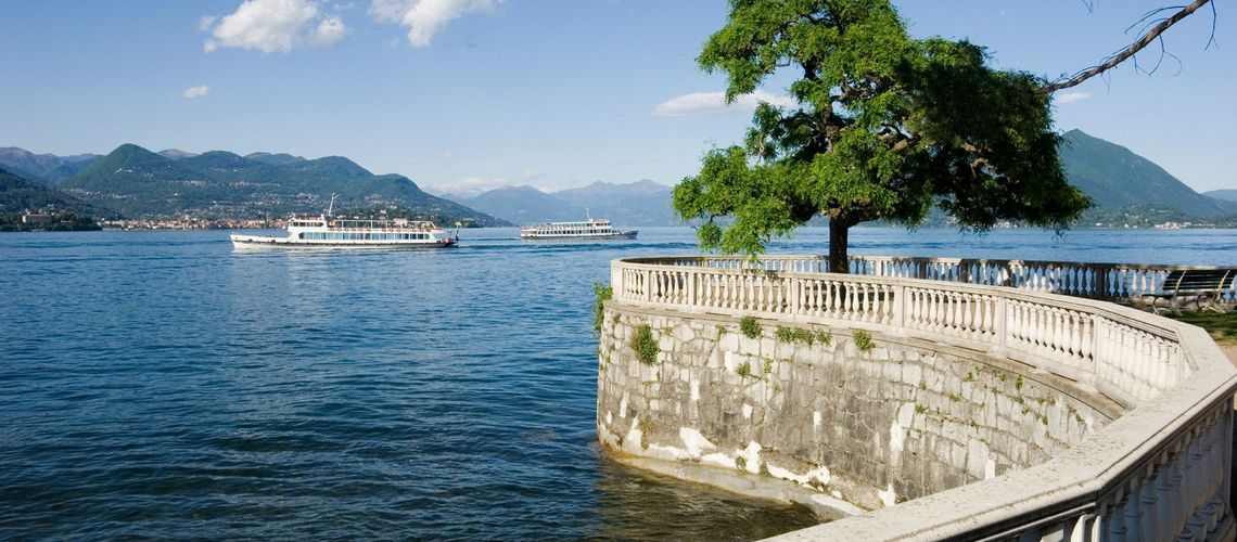 Der Lago Maggiore ist ein in den italienischen Regionen Piemont und Lombardei sowie im Schweizer Kanton Tessin gelegener, von dem gleichnamigen Hauptzu- und -abfluss Tessin durchflossener oberitalienischer See.